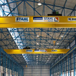 O laboratório tem uma área total de 3000 m2 e está equipado com duas pontes rolantes STAHL modelo DUOBOX (R) de capacidade de 16,0 toneladas cada.