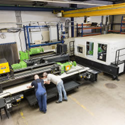 Os equipamentos na linha final de produção. À direita na foto um dos equipamentos equipados com o invólucro.