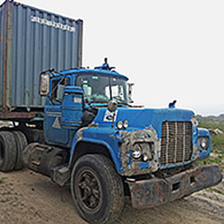 Os containers “crane in box” foram transportados por caminhão do Porto Apapa em Lagos até ao seu destino final.