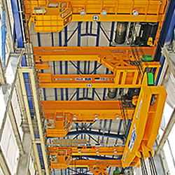 As três pontes rolantes STAHL auxiliando no trabalho de montagem. Posteriormente, serão utilizadas para a manutenção do sistema.