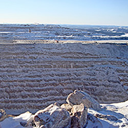 ArcelorMittal tem duas grandes minas a céu aberto, no Canadá. Uma delas é o Mont Wright perto da cidade de Fermont na província de Quebec – 1,200 km ao norte de Montreal.