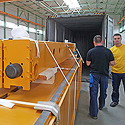 Um conceito inteligente: graças à sua construção, as pontes rolantes cabem em um contêiner padrão de 40 pés. Um conceito inteligente: graças à sua construção, as pontes rolantes cabem em um contêiner padrão de 40 pés.