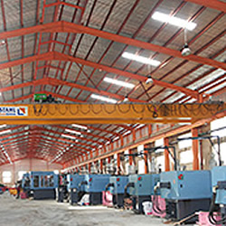 Terminado! As pontes rolantes ajudam a montar e alimentam as máquinas de moldagem por injeção em uma fábrica de componentes de plástico na Nigéria. Terminado! As pontes rolantes ajudam a montar e alimentam as máquinas de moldagem por injeção em uma fábrica de componentes de plástico na Nigéria.