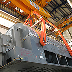 Ponte rolante STAHL capacidade 180t com dois ganchos auxiliares, um de 25t e outro de 12,5t, sendo este último instalado em estrutura móvel independente, abaixo da viga da ponte. Ponte rolante STAHL capacidade 180t com dois ganchos auxiliares, um de 25t e outro de 12,5t, sendo este último instalado em estrutura móvel independente, abaixo da viga da ponte.
