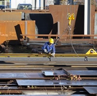 As pontes rolantes são fundamentais na movimentação das chapas e tubos de aço e movimentam uma grande quantidade de material diariamente na planta do cliente.